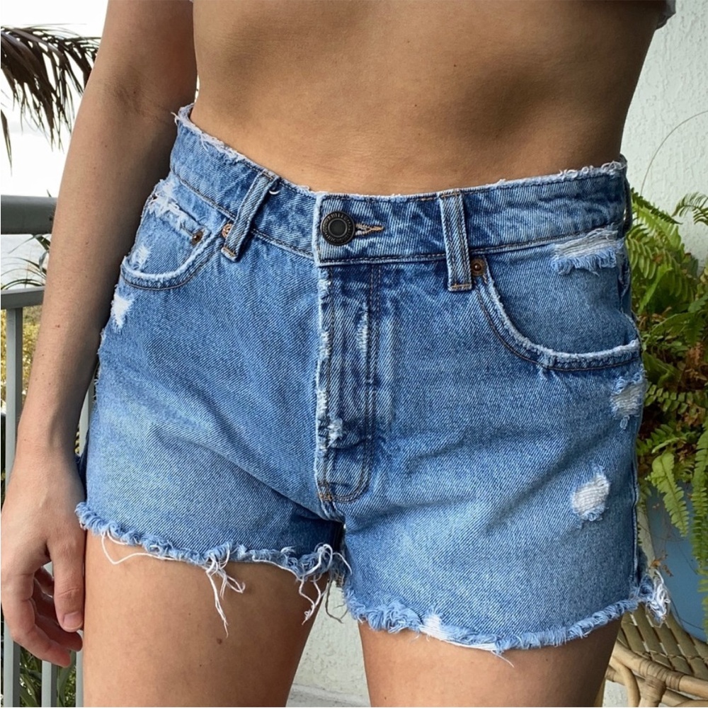 Zara | Light/Medium Wash Frayed Denim Jean Shorts, Size 6